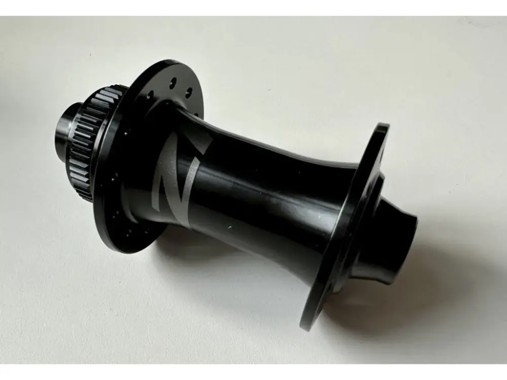 Silniční náboj Zipp ZR76 přední, Centerlock diskový, Black, 24 děr, 12X100 Objednat Nyní